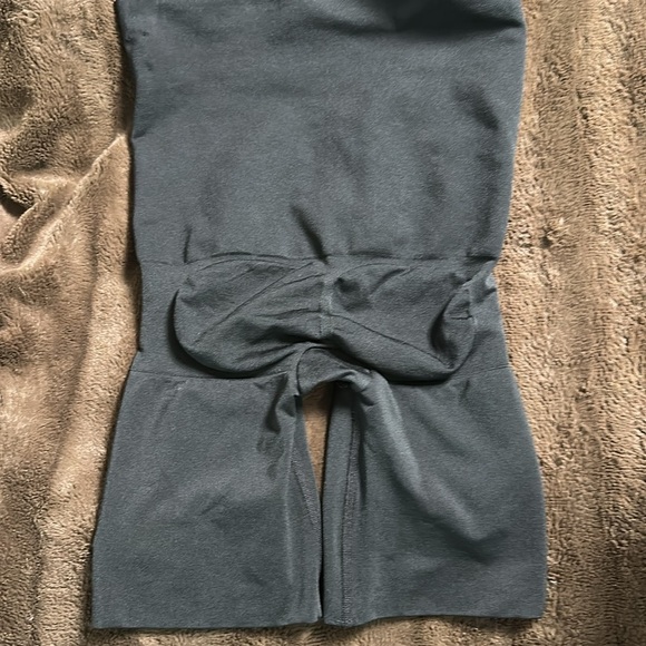 NWT ASSETS by Spanx Shaping High Waisted Short Black Sz Largr - Picture 5 of 8